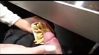 Зухвала брюнетка плрно фільм модель Ембер Рейн грає зі своєю кицькою у відео сольної мастурбації