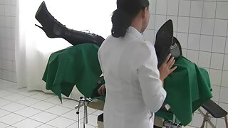 Мініатюрна Японська ципочка як знімають порнофільми Енн Ябукі скаче на члені перед жорстким трахом раком